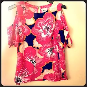 Short-sleeved shirt with bare arms